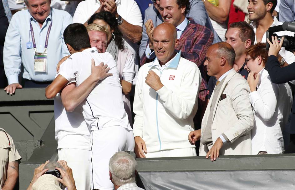 Novak Djokovic abbraccia il suo allenatore Boris Becker dopo la vittoria della finale del torneo di Wimbledon. Djokovic ha ringraziato Becker per il suo importante contributo alla vittoria (LaPresse)